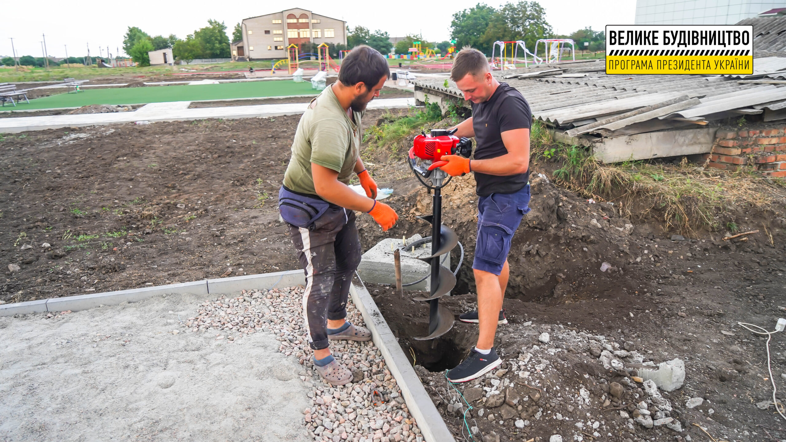 Реконструкция школьного стадиона завершается в Карповке