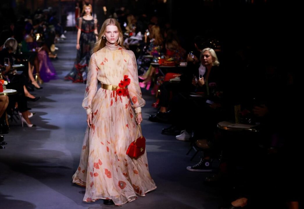Яркие цвета и платья: дом Valentino представил новую коллекцию. Афиша Днепра