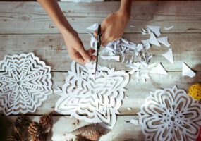 Днепрянка вырезает из бумаги необычные снежинки. Афиша Днепра
