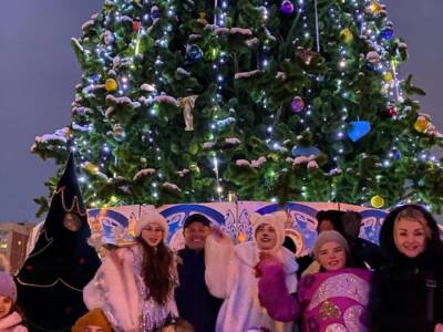 В Новокодакском районе Днепра открыли главную новогоднюю елку. Афиша Днепра
