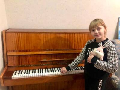 Днепровские волонтеры исполнили мечту пианистки-сироты. Афиша Днепра