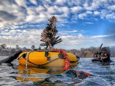 В Днепре дайверы установили новогоднюю елку на глубине 30 метров. Афиша Днепра
