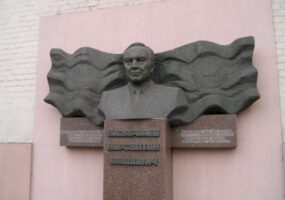 Памятник Назарбаеву в Каменском: тоже снесут? Афиша Днепра