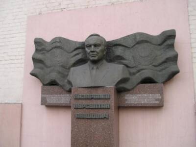 Памятник Назарбаеву в Каменском: тоже снесут? Афиша Днепра