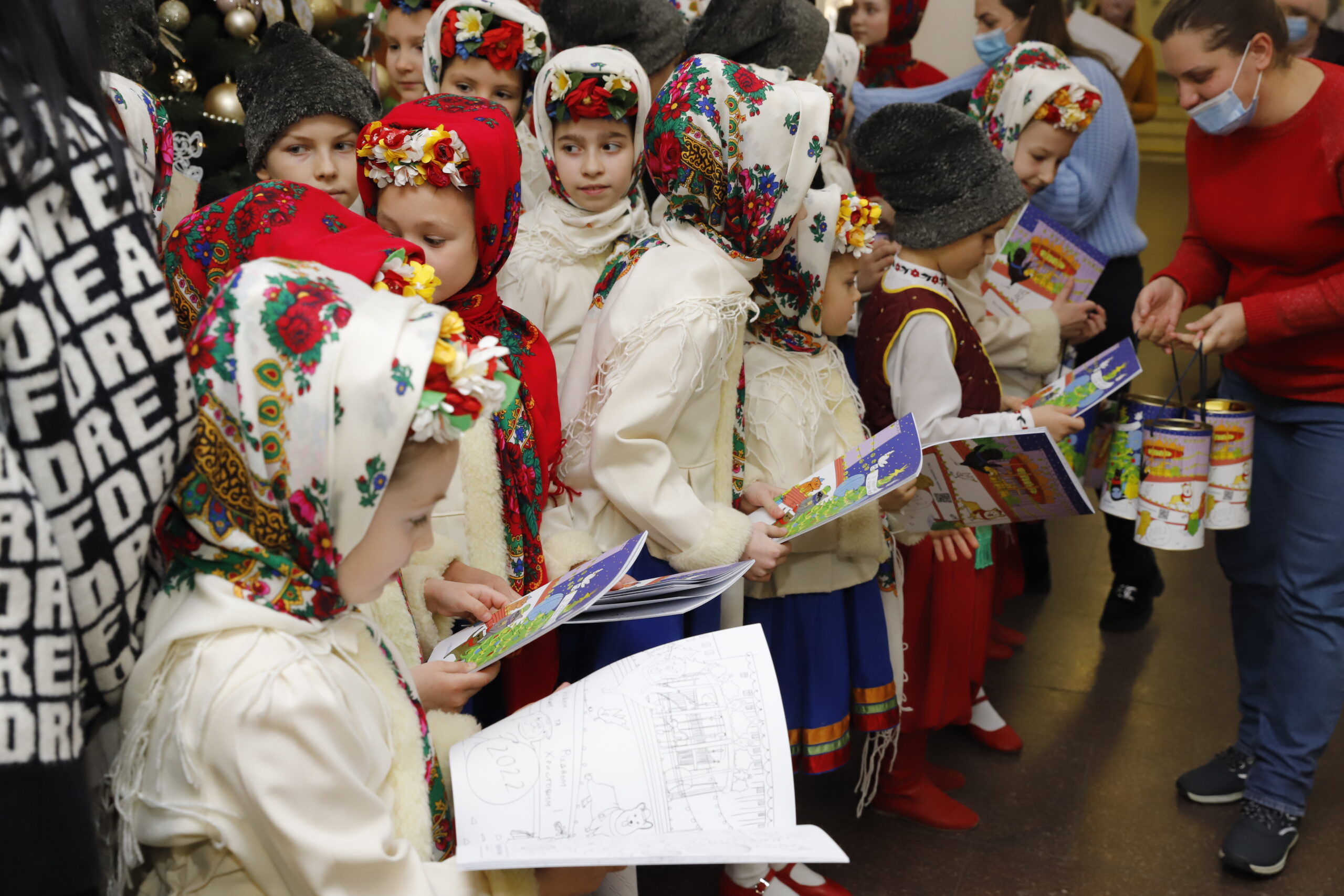 У міськраді Дніпра щедрував ансамбль народного танцю «Цвітень». Афіша Дніпра