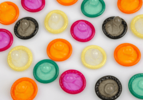 В центре Днепра прохожим раздавали презервативы: почему. Афиша Днепра