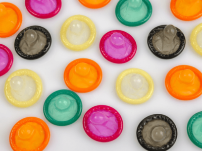 В центре Днепра прохожим раздавали презервативы: почему. Афиша Днепра