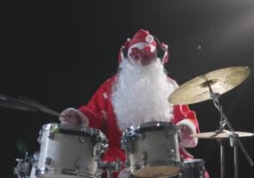 В центре Днепра Дед Мороз играет на барабанах. Афиша Днепра