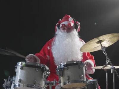 В центре Днепра Дед Мороз играет на барабанах. Афиша Днепра