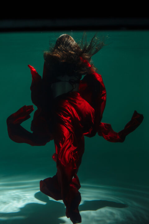 Днепровский фотограф Елена Шулык показала необычную фотосессию под водой. Афиша Днепра