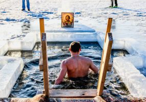 Религиозный смысл Крещенских купаний: мнение священника. Афиша Днепра