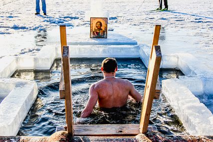 Религиозный смысл Крещенских купаний: мнение священника. Афиша Днепра