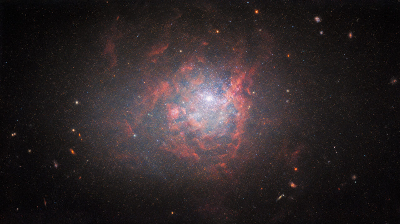 Hubble сфотографировал необычную карликовую галактику. Афиша Днепра